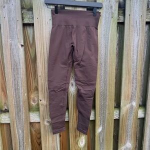 NWOT Aurola Brown Butt Scrunch Leggings